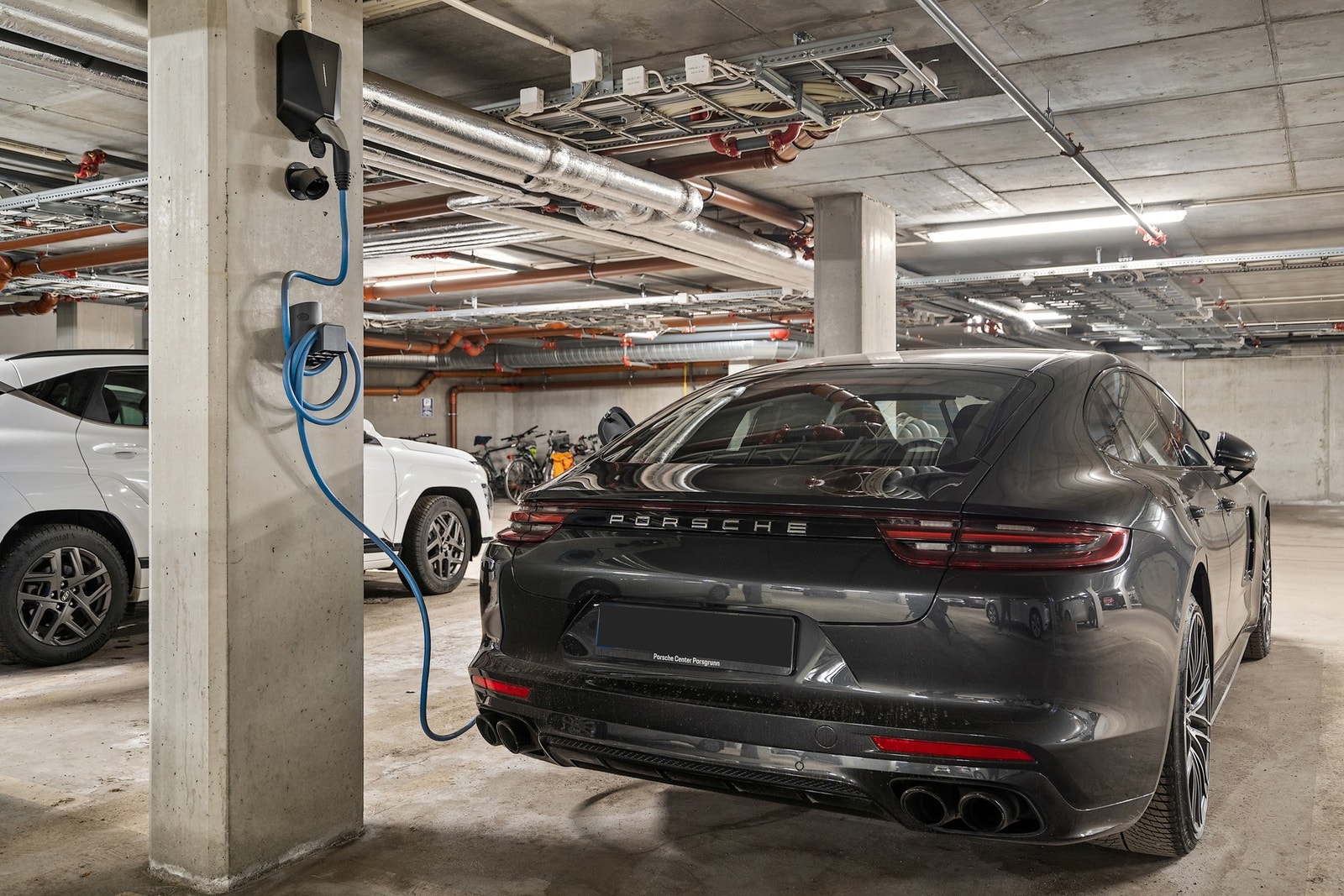 Elbillader på parkeringsplass Galleribilde