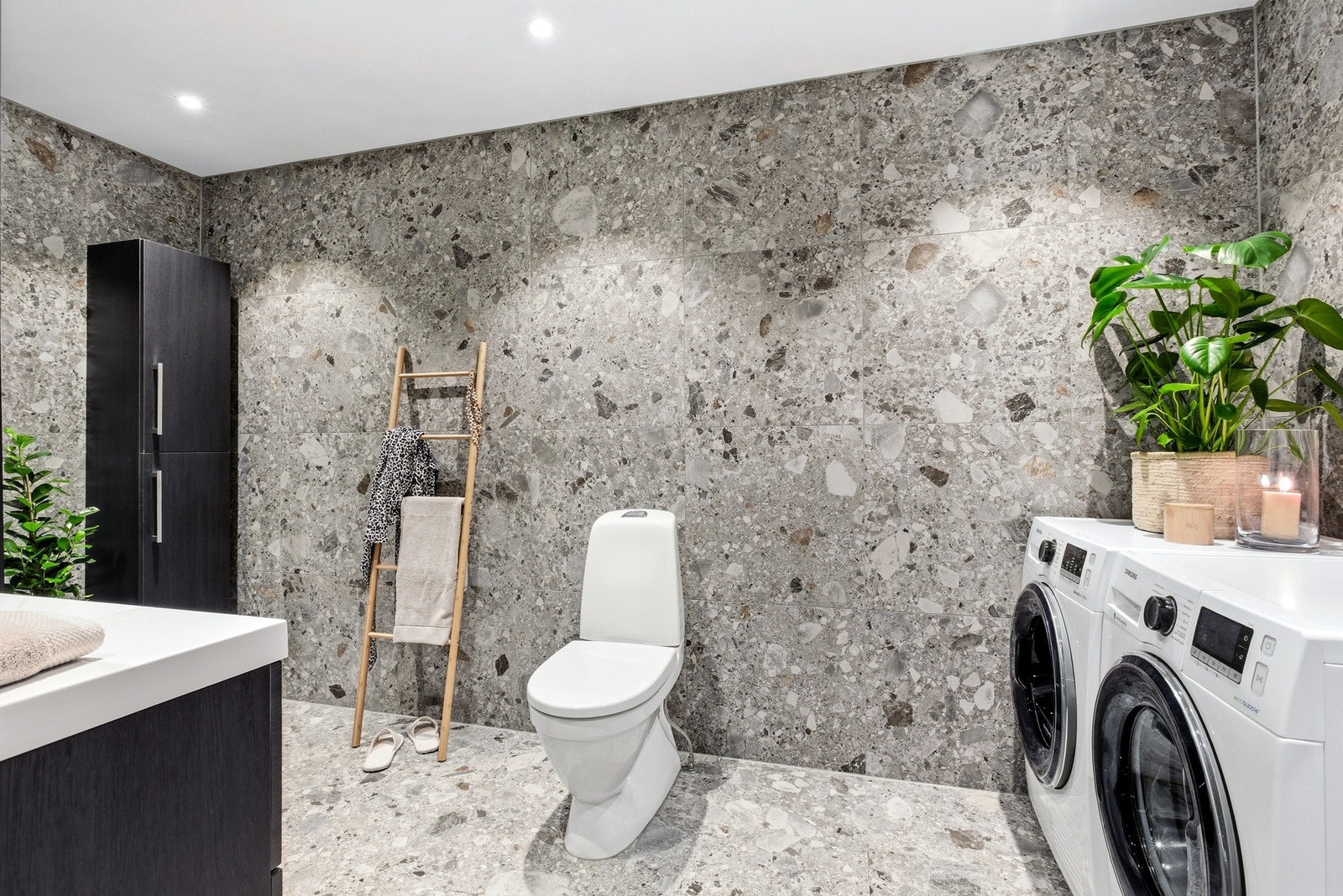 Flislagt bad/WC fra 2023 med dusjkabinett, gulvvarme og downlights Galleribilde