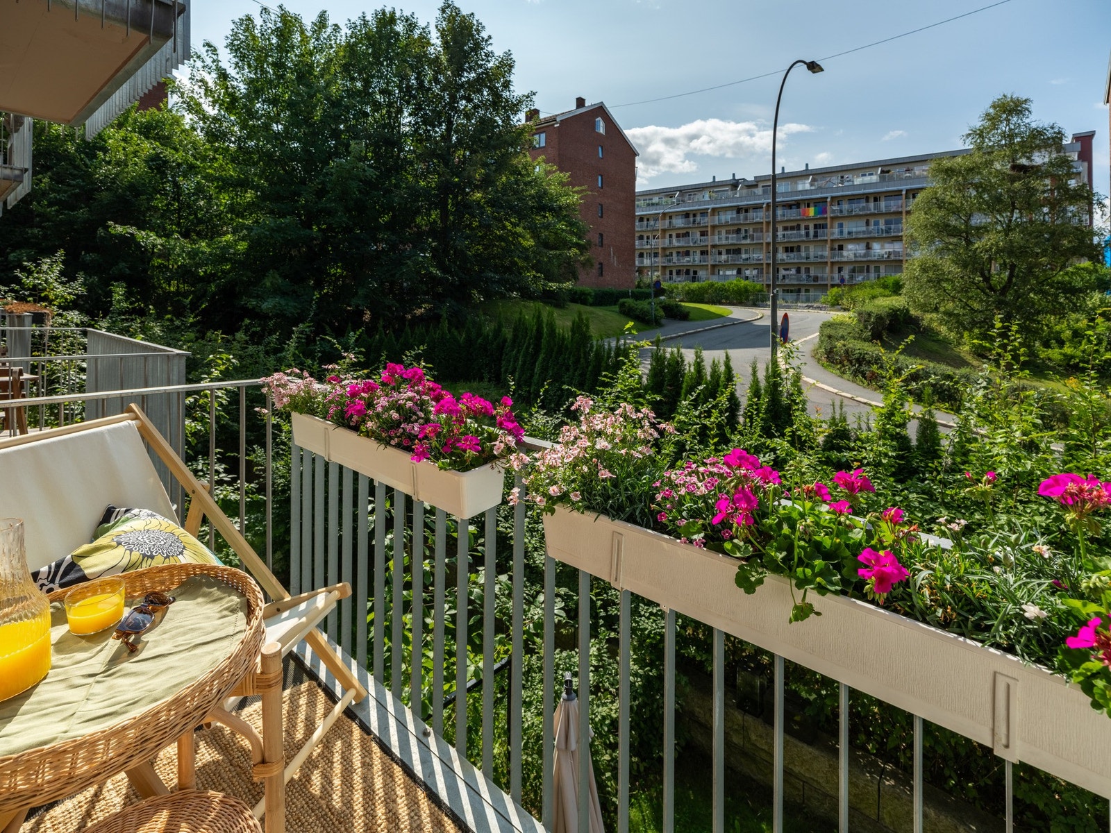 Dette er 3 kvm det er fort gjort å bli glad i. Her får du ordentlig gode solforhold og det er bare å glede seg til sommermånedene! Bildet er for øvrig lånt fra en naboleilighet. Galleribilde