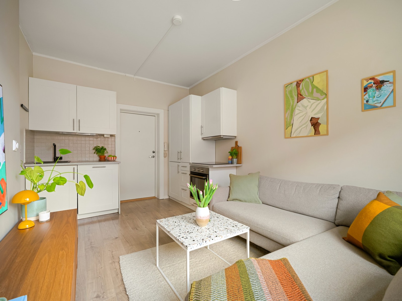 Her får du en åpen løsning med stue og kjøkken, og plassen er godt utnyttet. Galleribilde