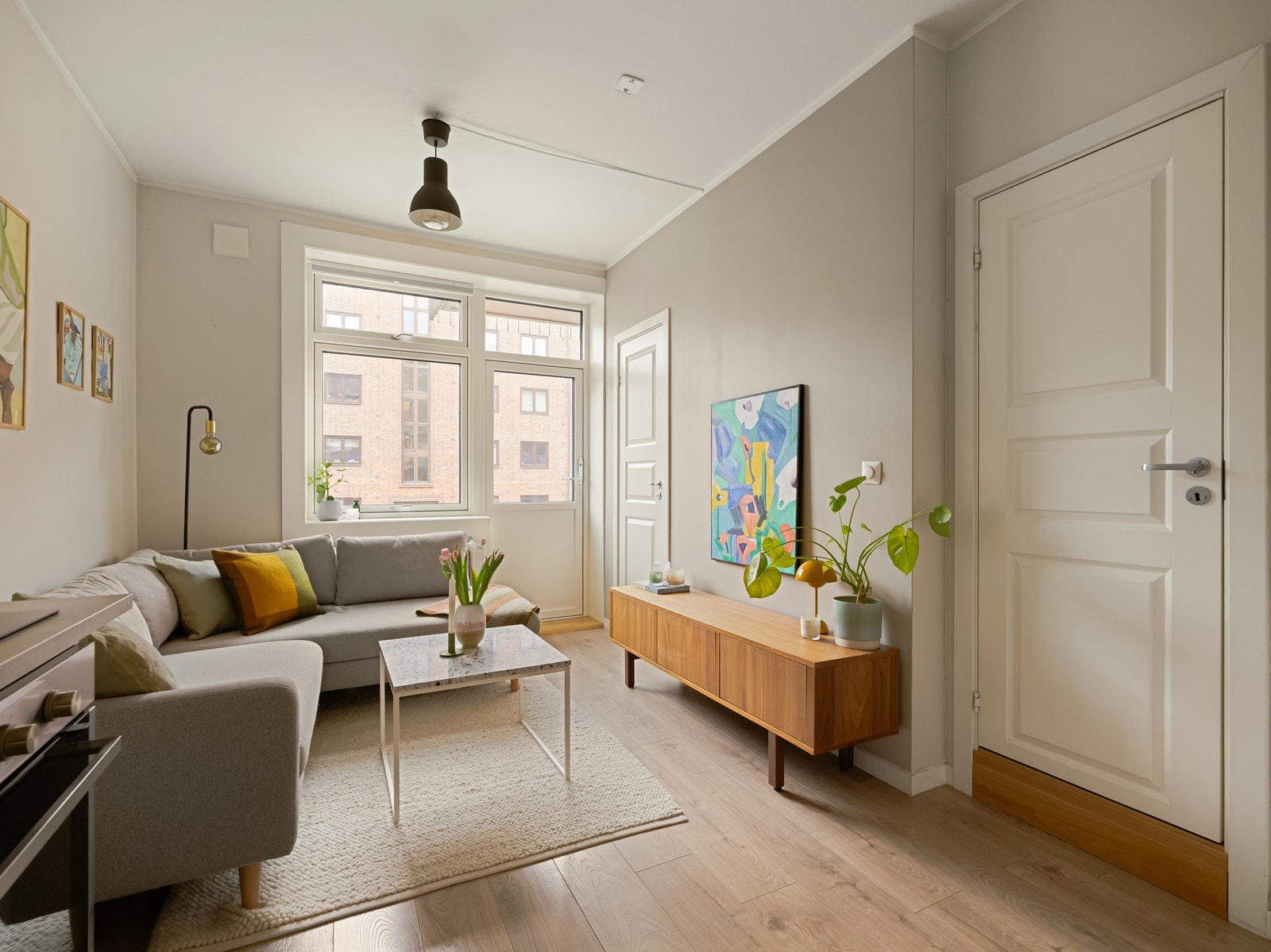 Dette er selve hjertet i boligen, og med store vindusflater og god takhøyde, oppleves boligen større enn antall kvadrat skulle tilsi. Galleribilde