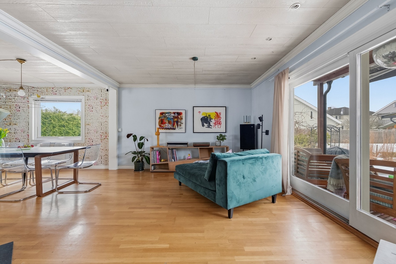 Lys stue med store vindusflater som gir rikelig med lys. Utgang til uteplasser og hagen. Galleribilde