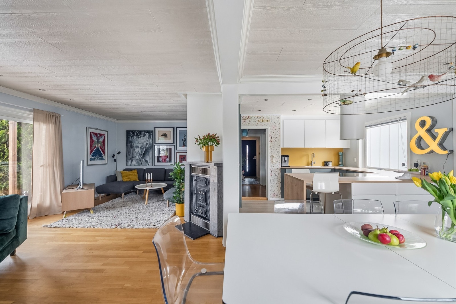 Åpen løsning mellom stue og kjøkken som gir en sosial og luftig romfølelse. Galleribilde