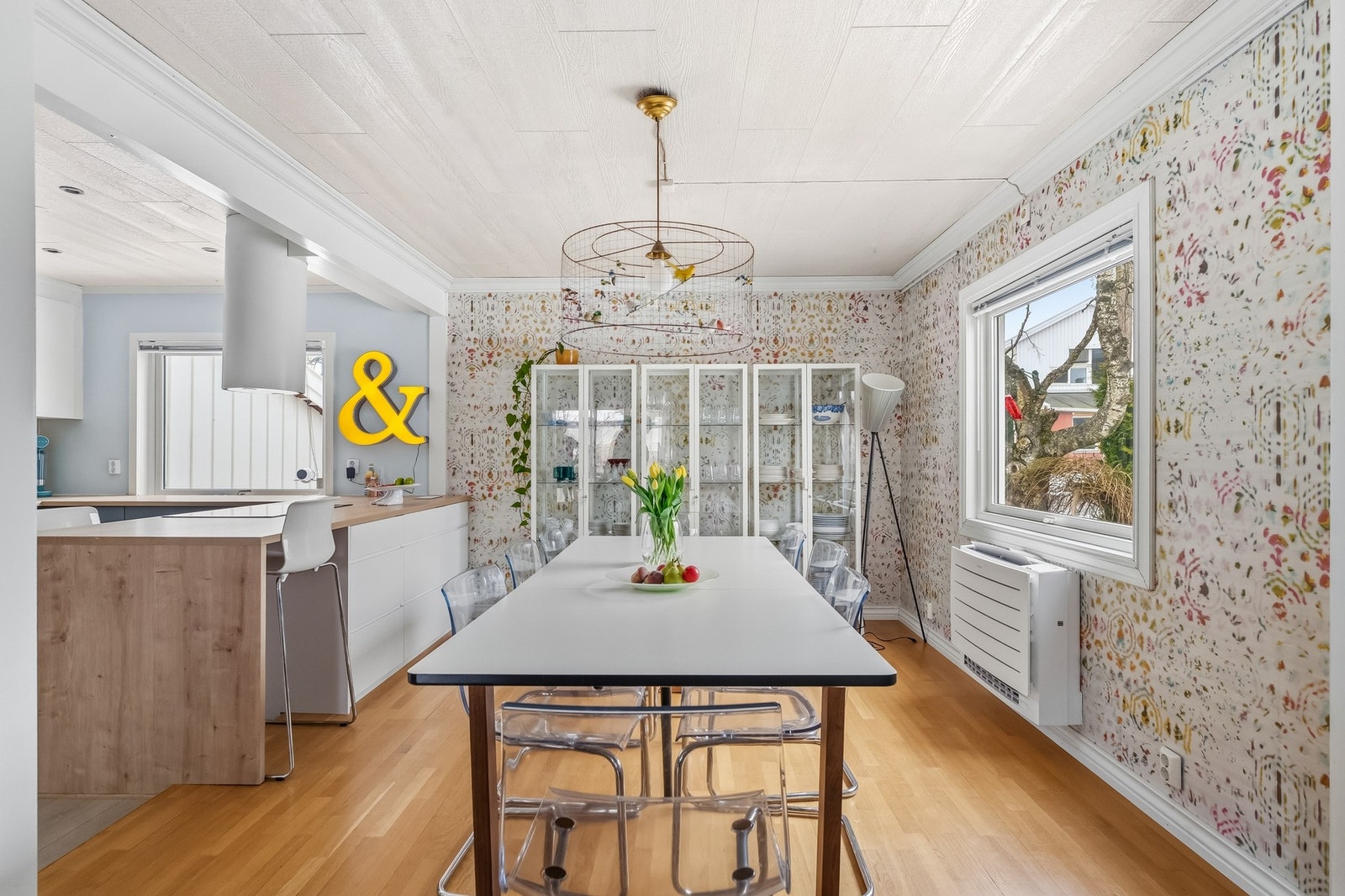 Spisestue med god plass til langbord og hyggelig utsyn mot hagen. Galleribilde