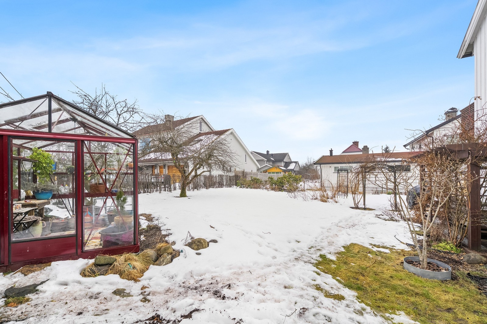 Hage med plass til både lek, beplantning og oppholdssoner. Galleribilde
