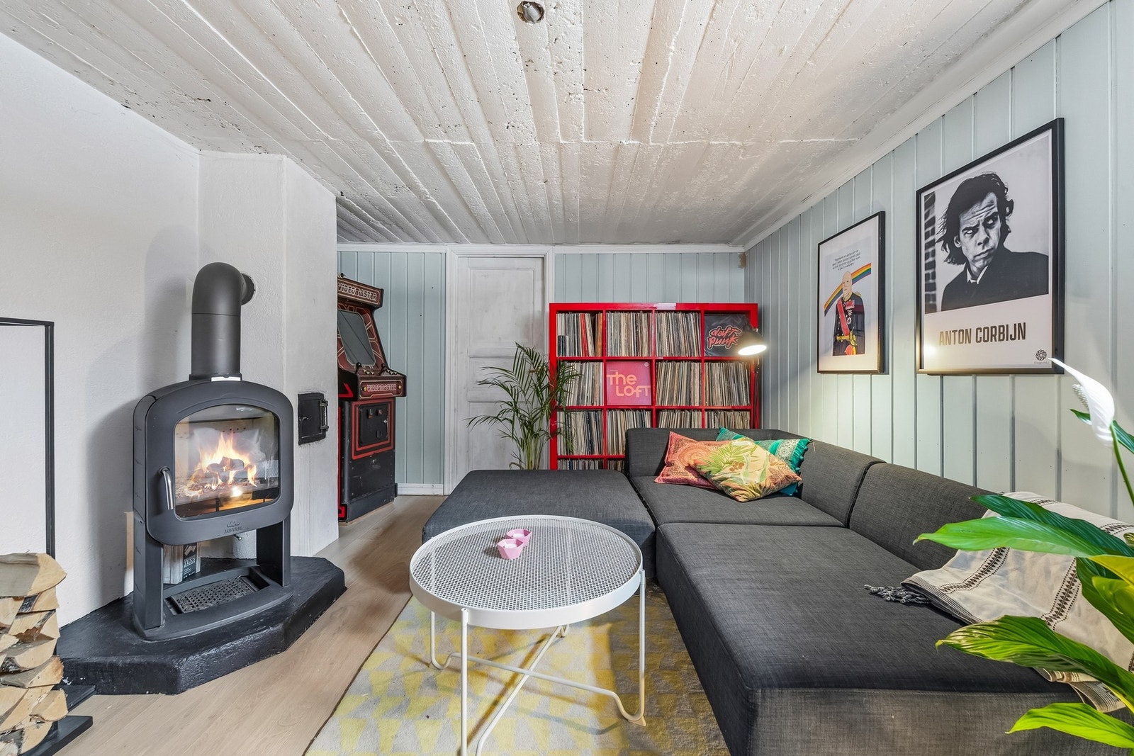 Innredet rom i kjeller benyttet som stue. Rommet ikke godkjent for varig opphold Galleribilde