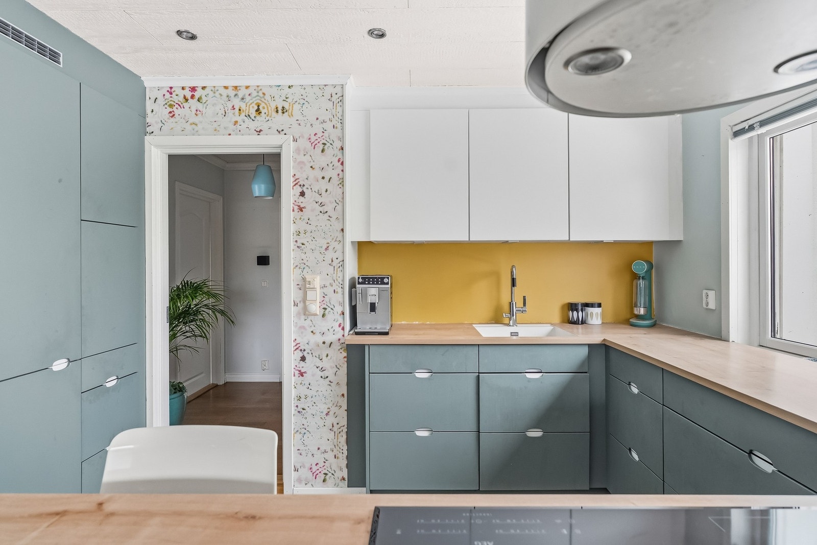 Benkeplate i laminat og slette fronter gir kjøkkenet et stilrent uttrykk. Galleribilde