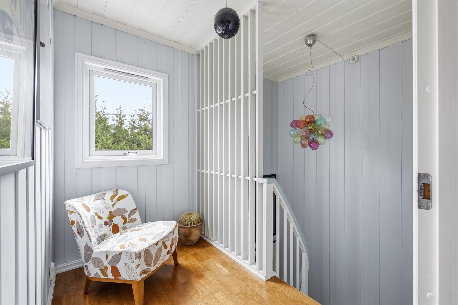 Trappeoppgang i 2. etasje med vindu som gir godt lysinnslipp. Galleribilde