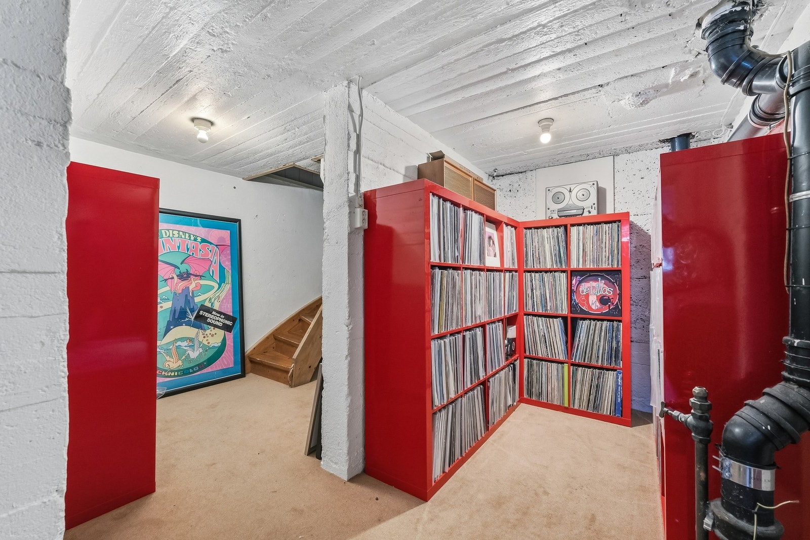 Eget rom med hyllesystem tilpasset platesamling. Galleribilde