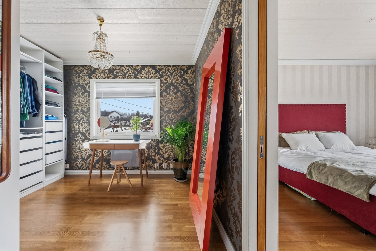 Vegg i vegg med hovedsoverommet ligger en romslig walk-in-closet. Galleribilde