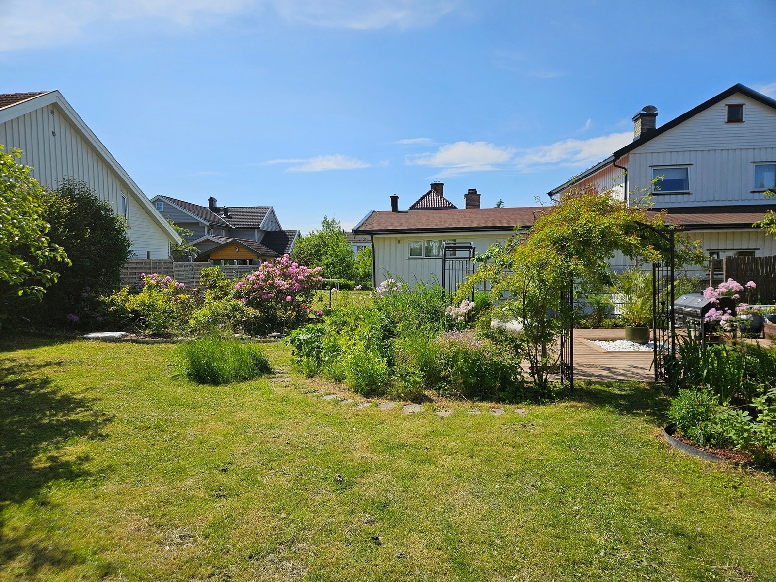 Flat, pent opparbeidet tomt på ca. 741 m² Galleribilde