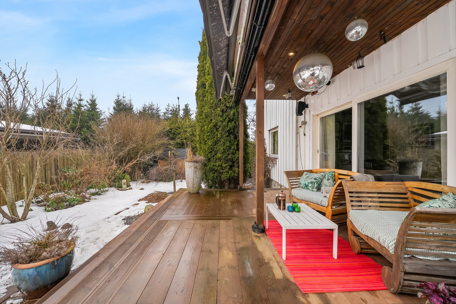 Terrasse langs husveggen med plass til sittegruppe. Galleribilde