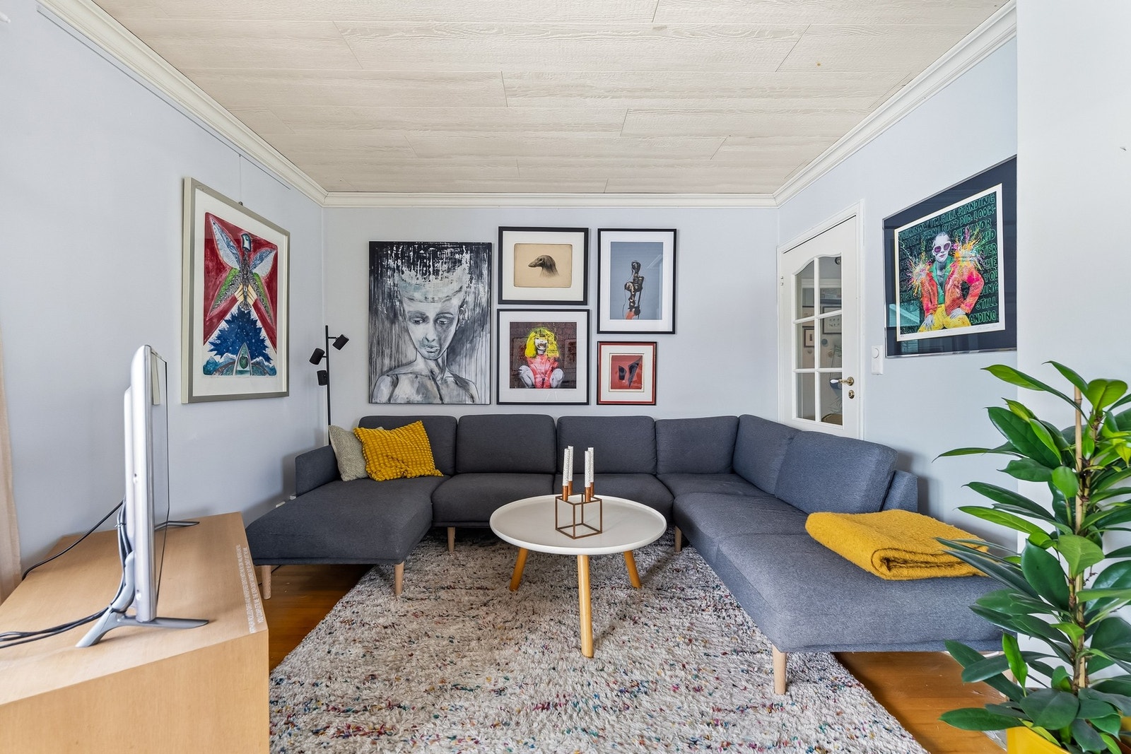 Stue med god plass til sittegruppe og naturlig samlingspunkt i boligen. Galleribilde