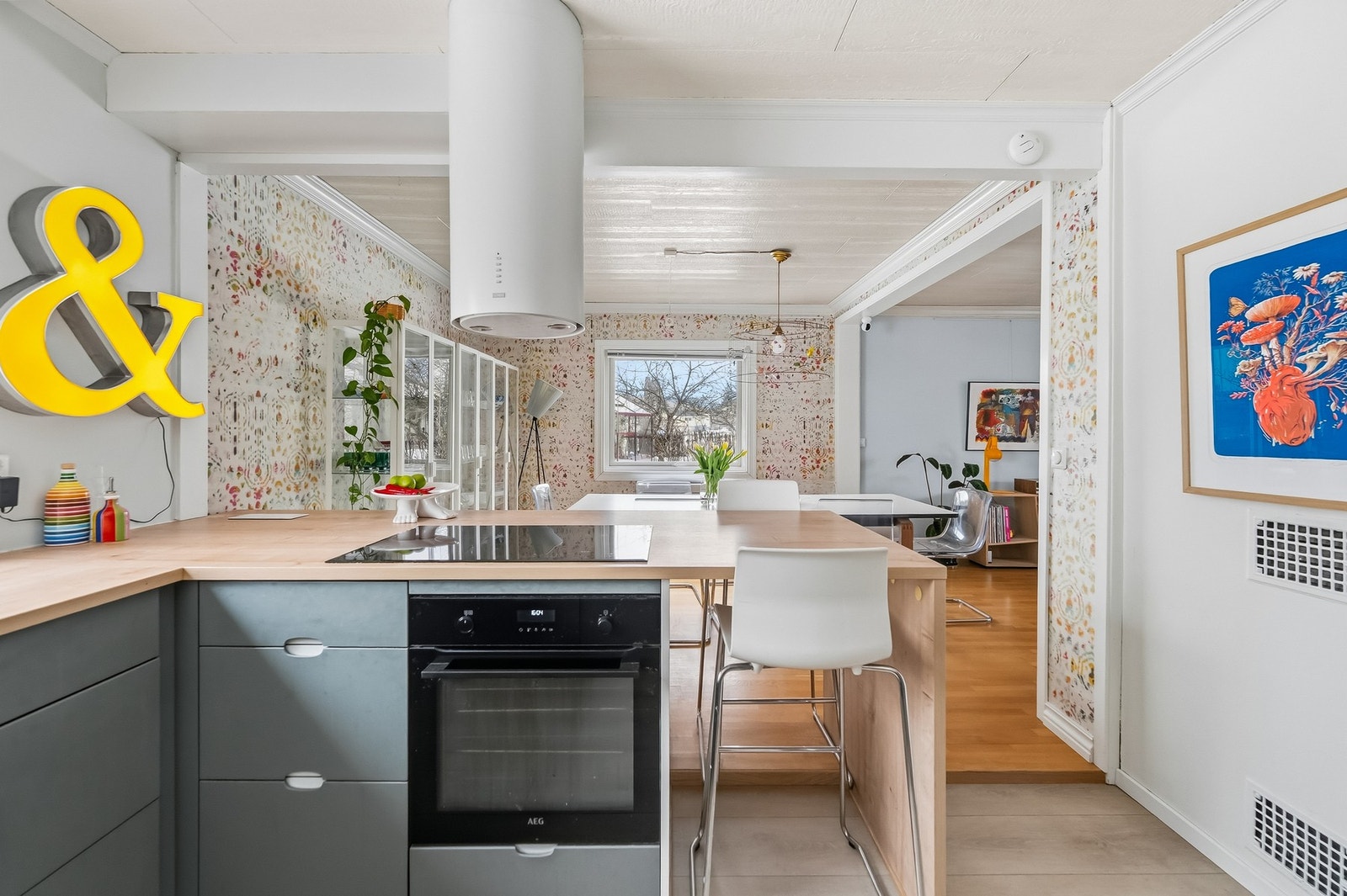 Kjøkken med rikelig skap- og benkeplass. Praktisk barløsning perfekt til morgenkaffen! Galleribilde