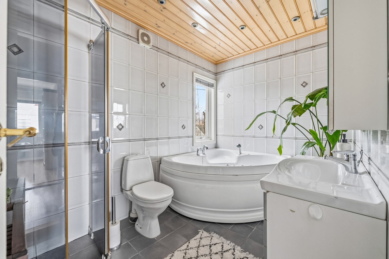 Bad med dusjhjørne og badekar. Galleribilde