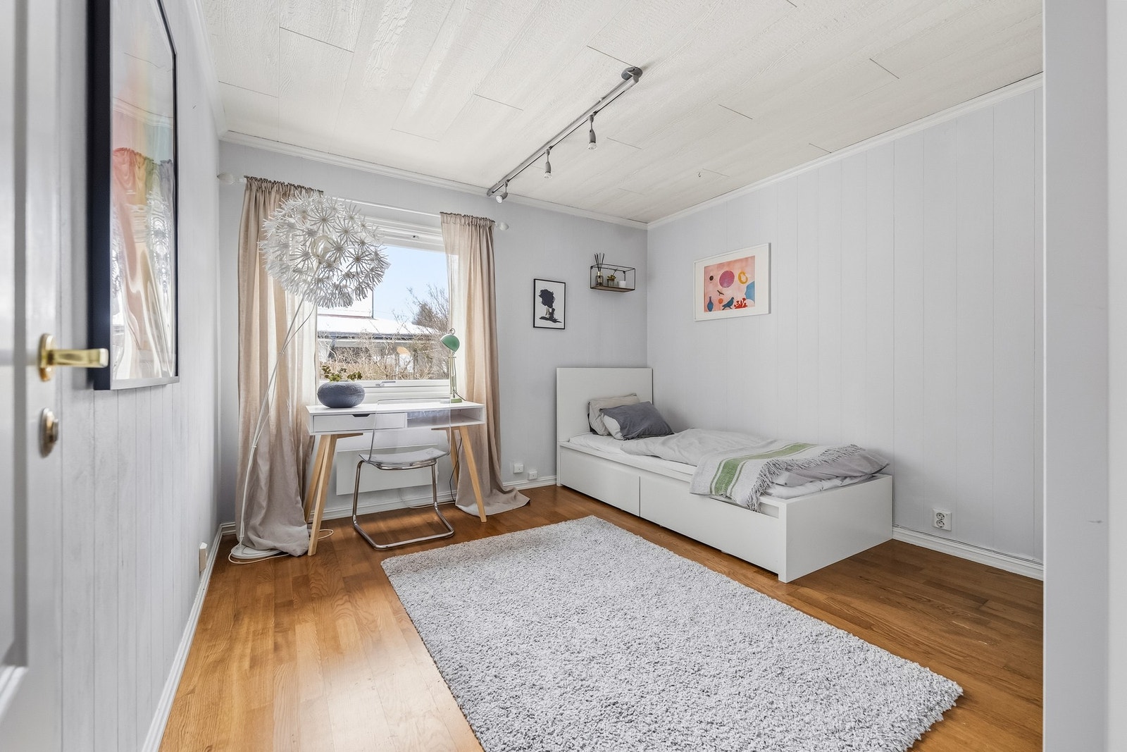 Boligen har fire soverom, hvorav et ligger i første etasje og de tre andre i andre etasje Galleribilde