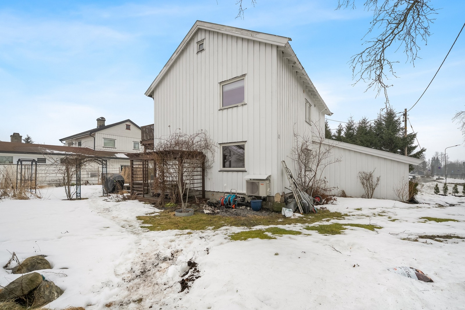 Boligen ligger på en romslig tomt med gode uteområder. Galleribilde