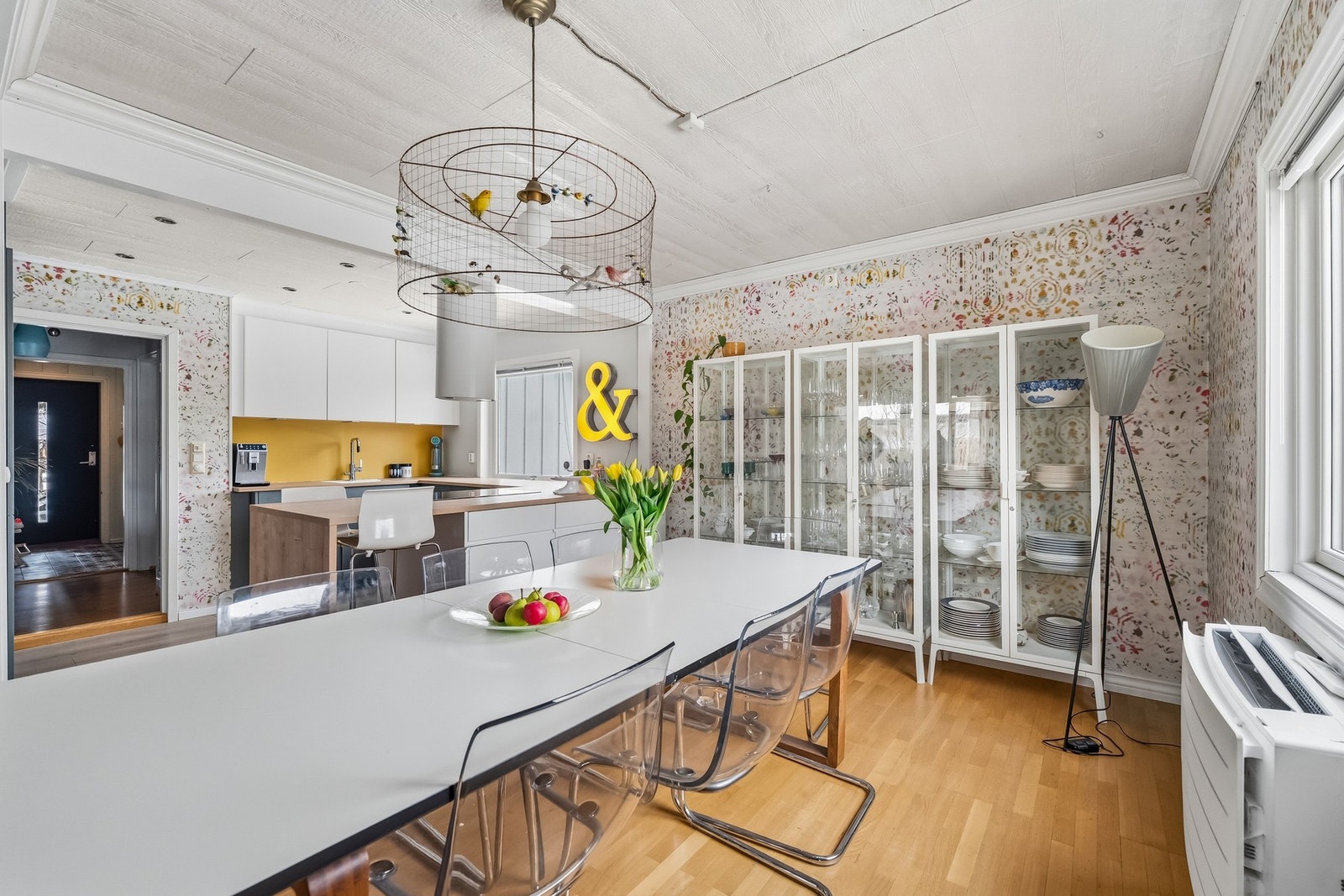 Spisestuen ligger med direkte tilgang til kjøkkenet - praktisk og enkelt. Galleribilde