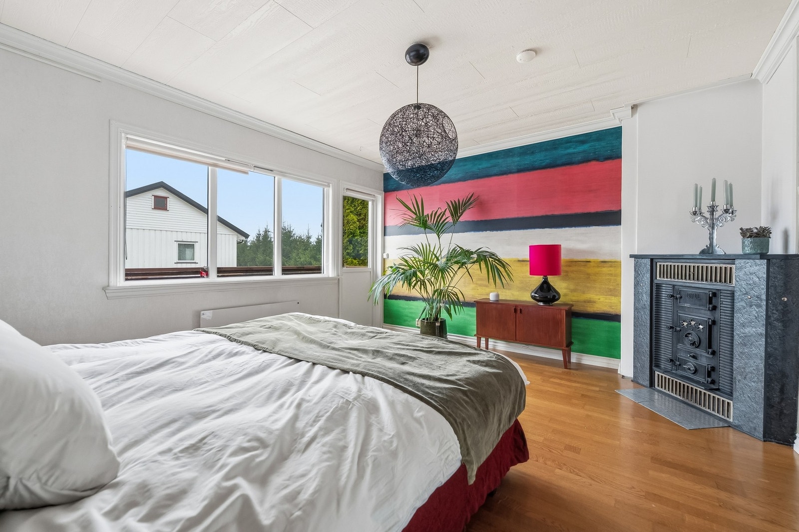 Hovedsoverom med god plass til dobbeltseng og møblering. Galleribilde