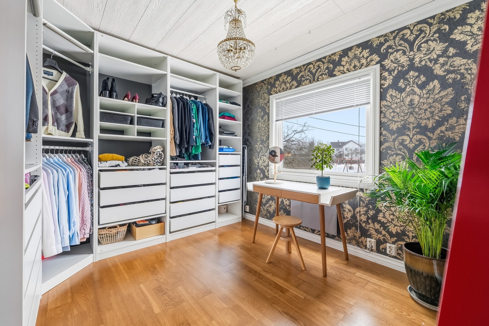 God plass til oppheng og oppbevaring av klær. Galleribilde