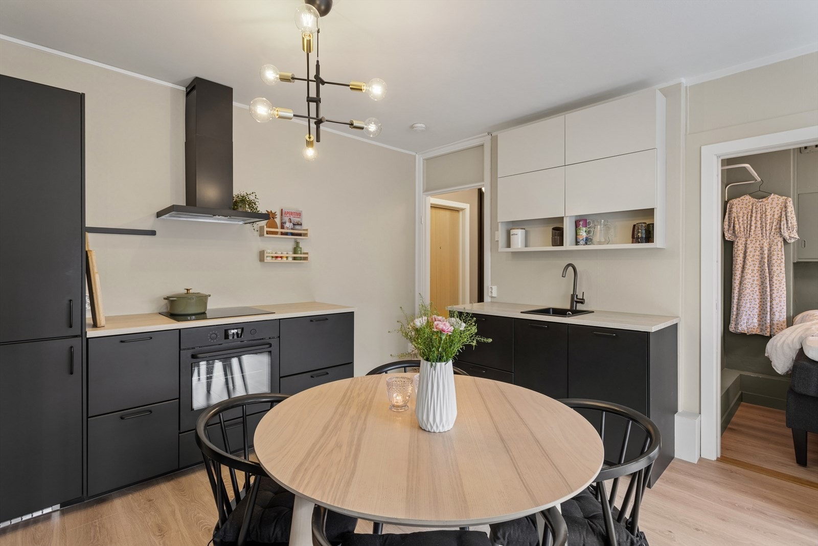 Det er også fin plass til et spisebord rett ved kjøkkenet. Galleribilde