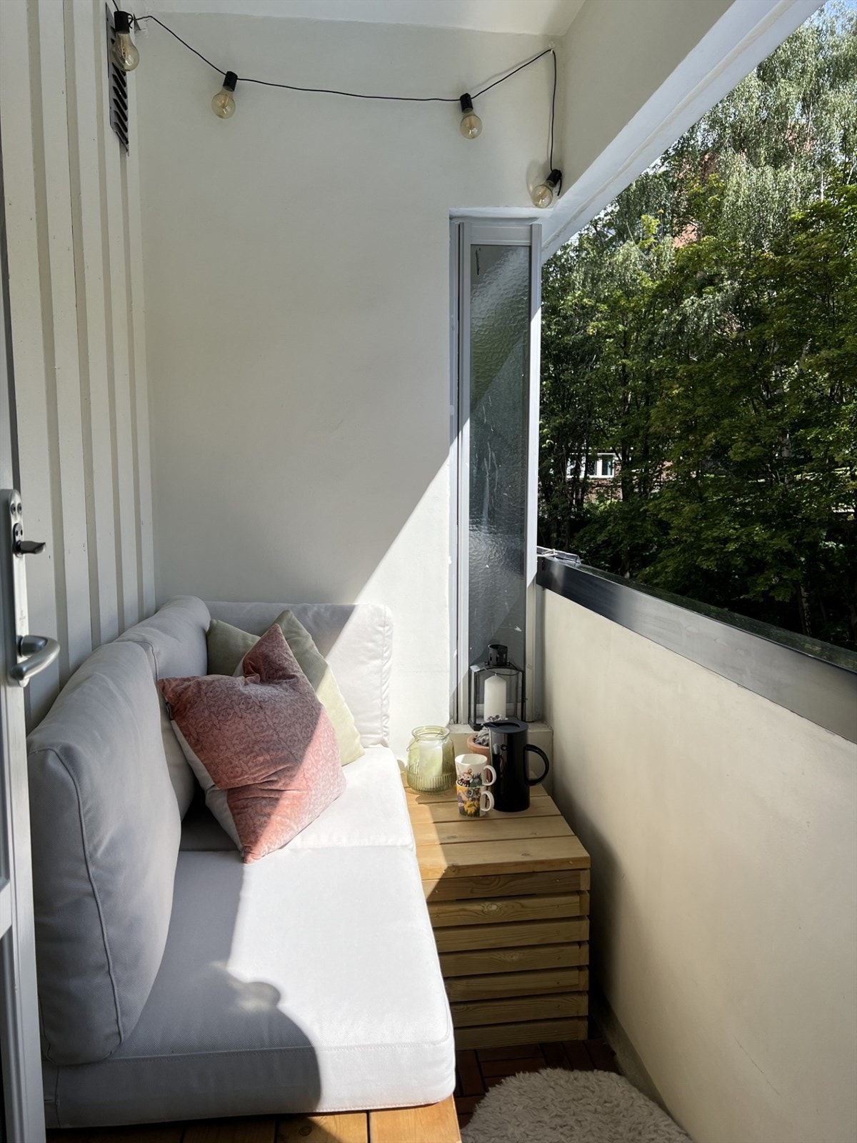 Selgers bilde: Legg merke til den grønne som skjermer for innsyn mot leiligheten. Galleribilde