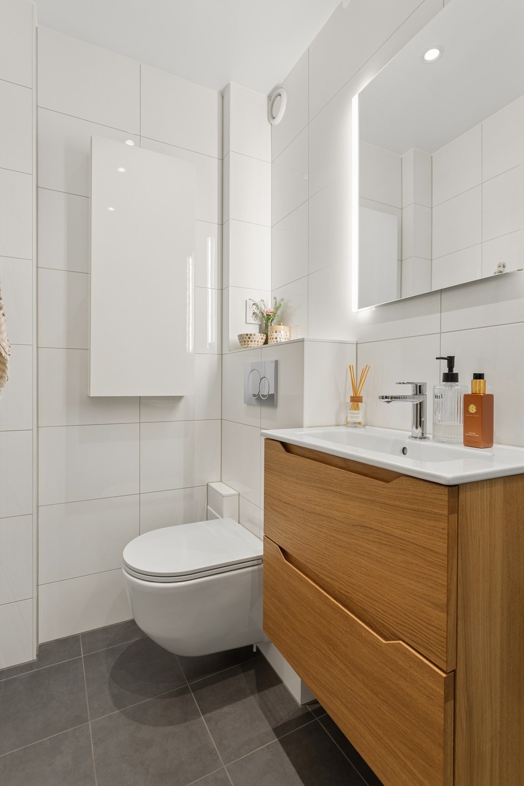 Badet har en tidsriktig og pen innredning med varmekabler i gulvet Galleribilde