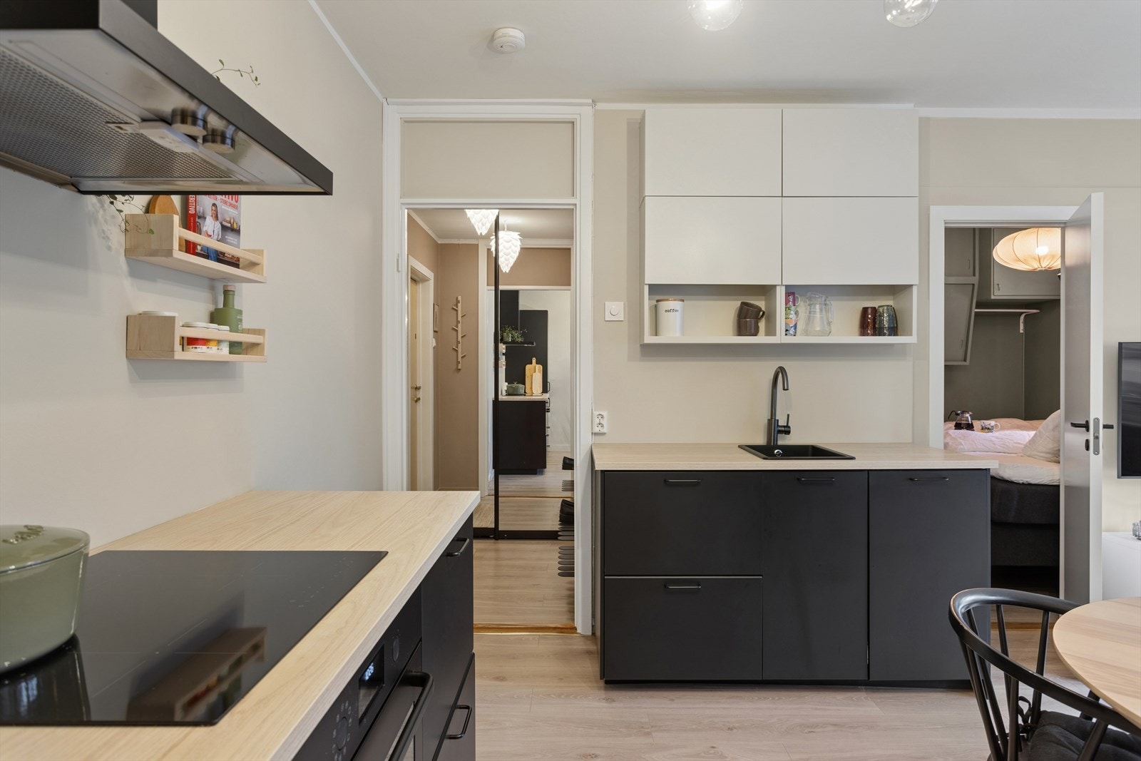 Kjøkkenet fremstår som en invitasjon til kokkekunst på sitt beste. Galleribilde