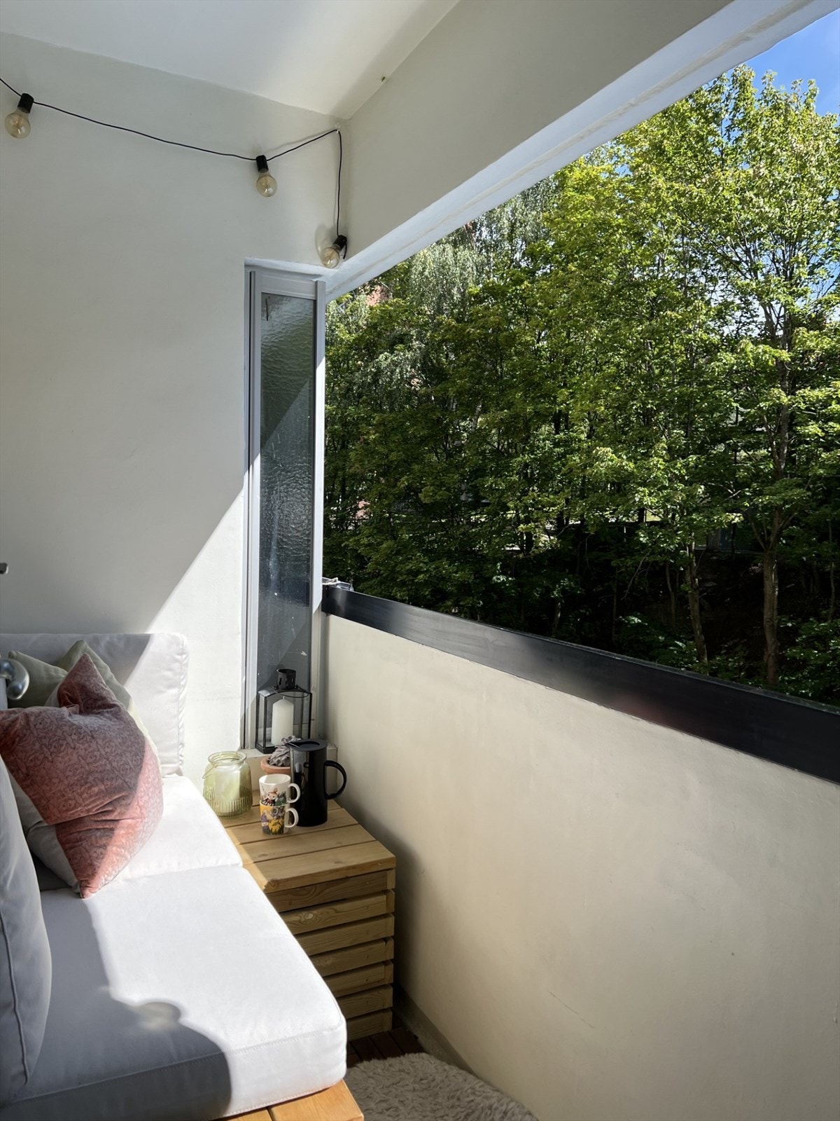 Selgers bilde: Nyt morgen kaffen i sola. Galleribilde