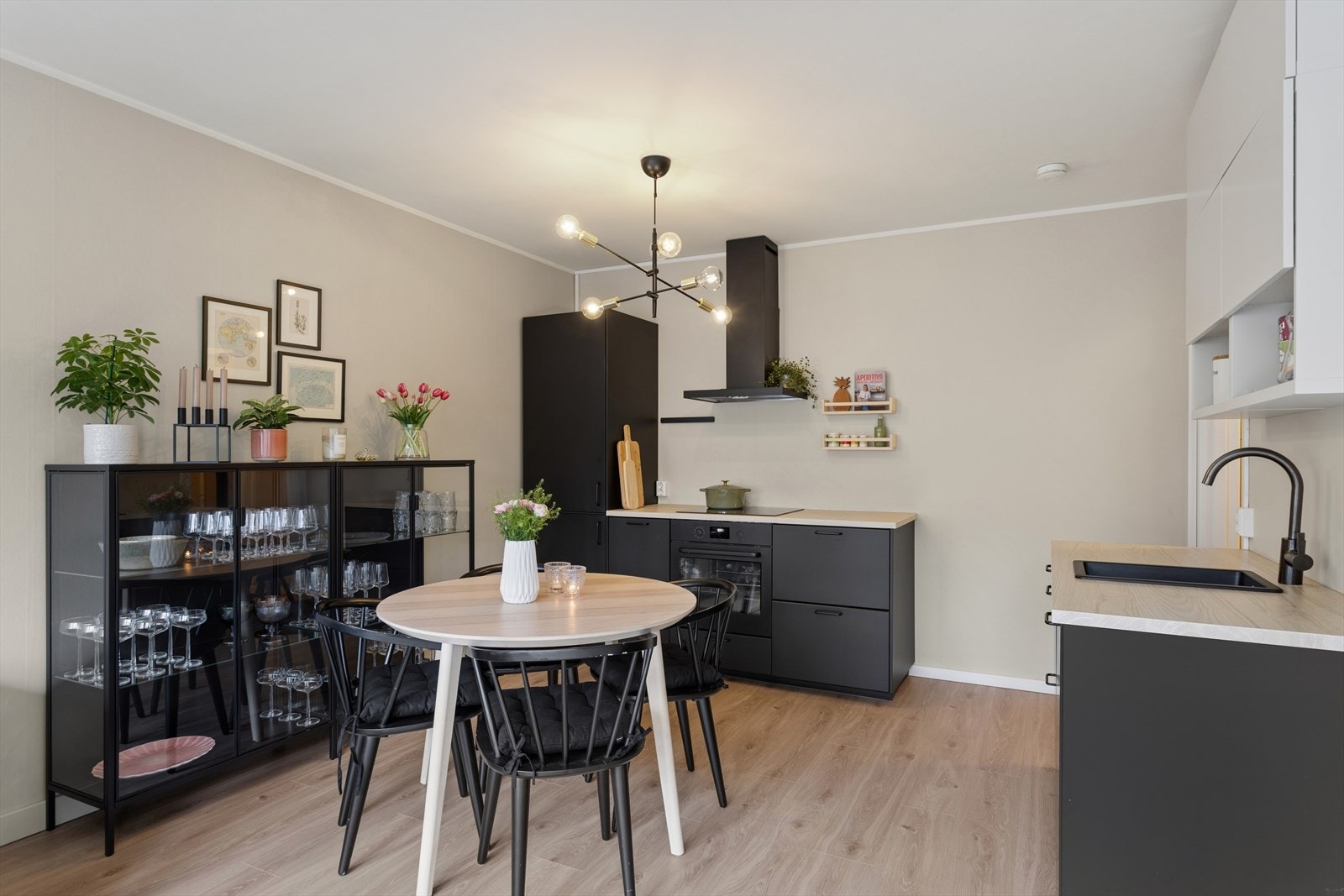 Leiligheten oser av høy trivselsfaktor - her ligger alt til rette for magiske stunder i godt selskap. Galleribilde