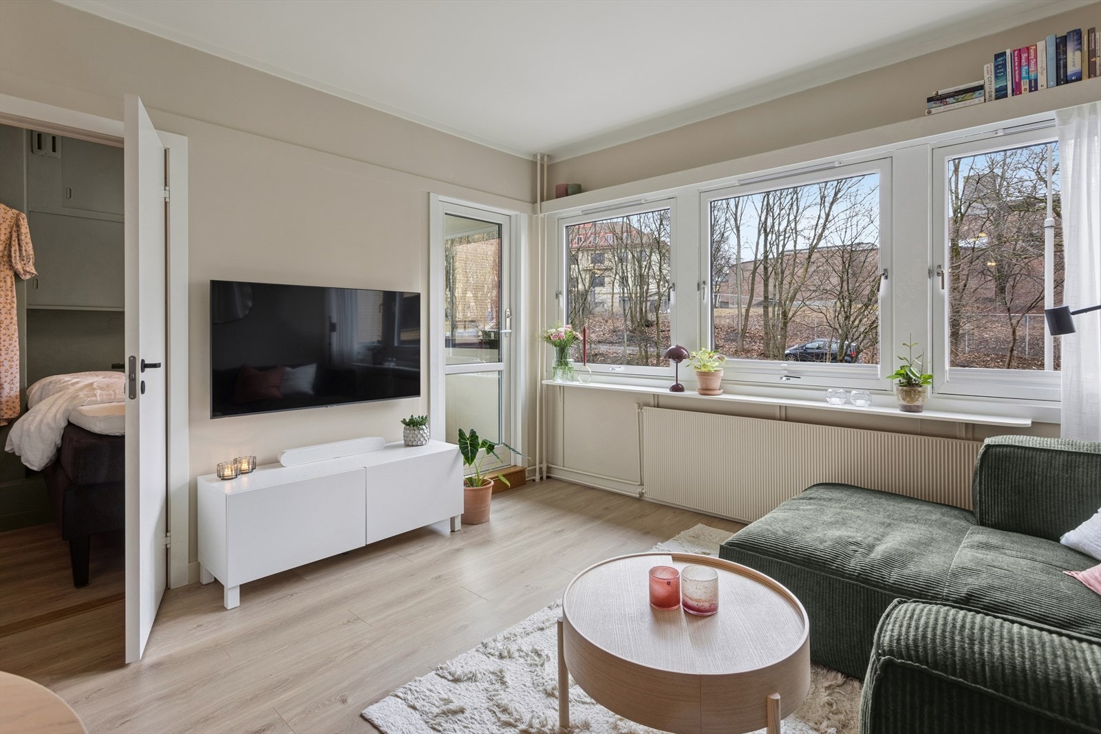 Den herlige stuen har god plass til hyggelig sofagruppe, tv-seksjon, og øvrig ønsket møblement. Galleribilde