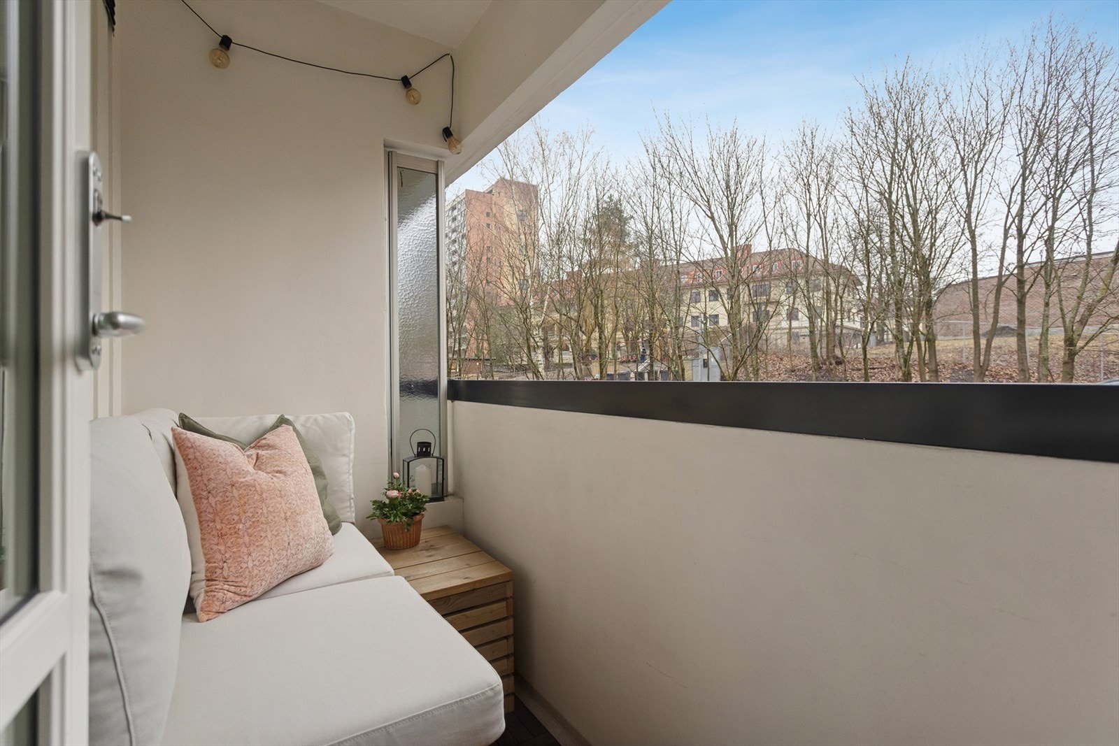 Koselig balkong med plass til utemøblement - her kan sene sommerkvelder nytes i godt selskap. Galleribilde