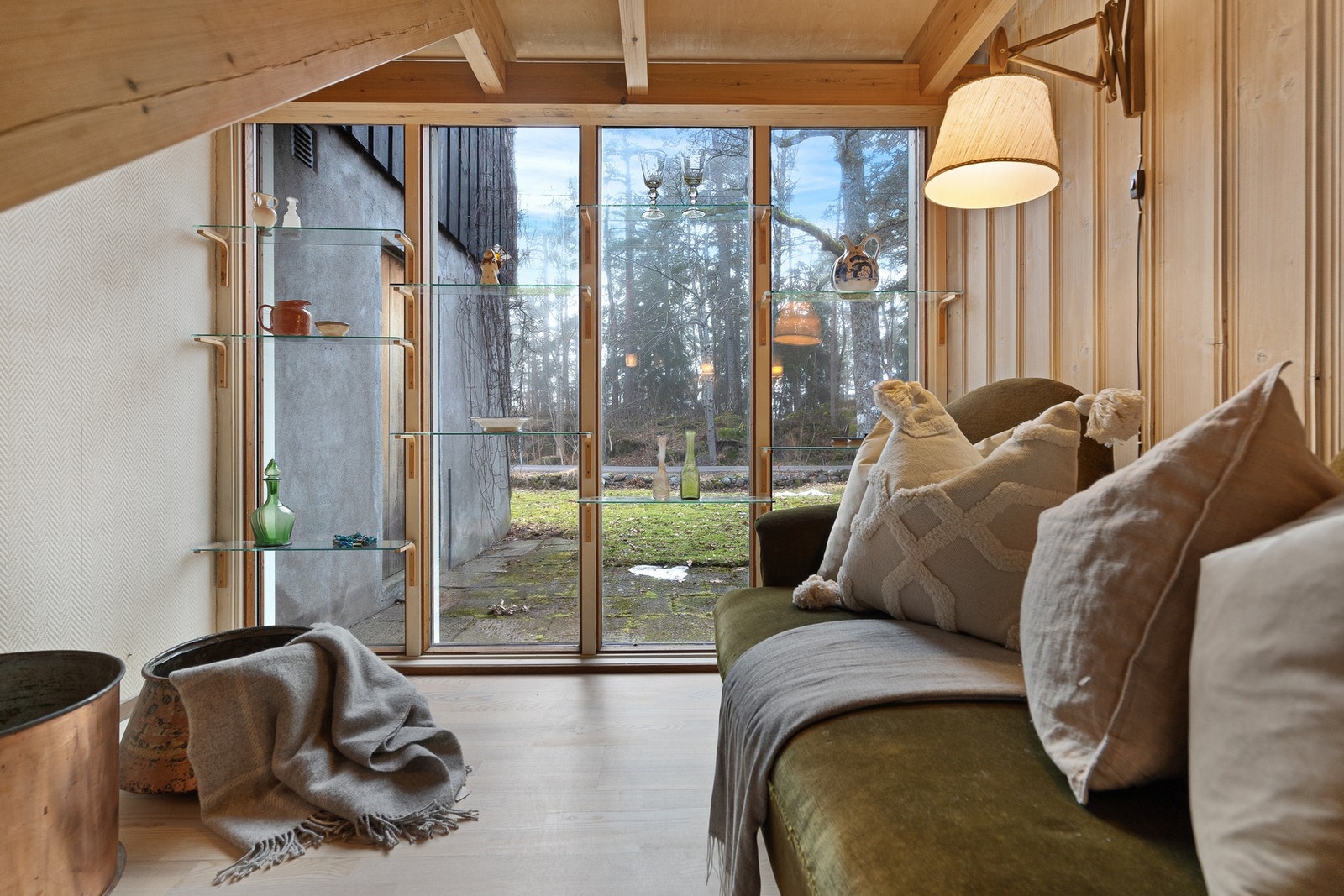 Kosekrok under trapp Galleribilde