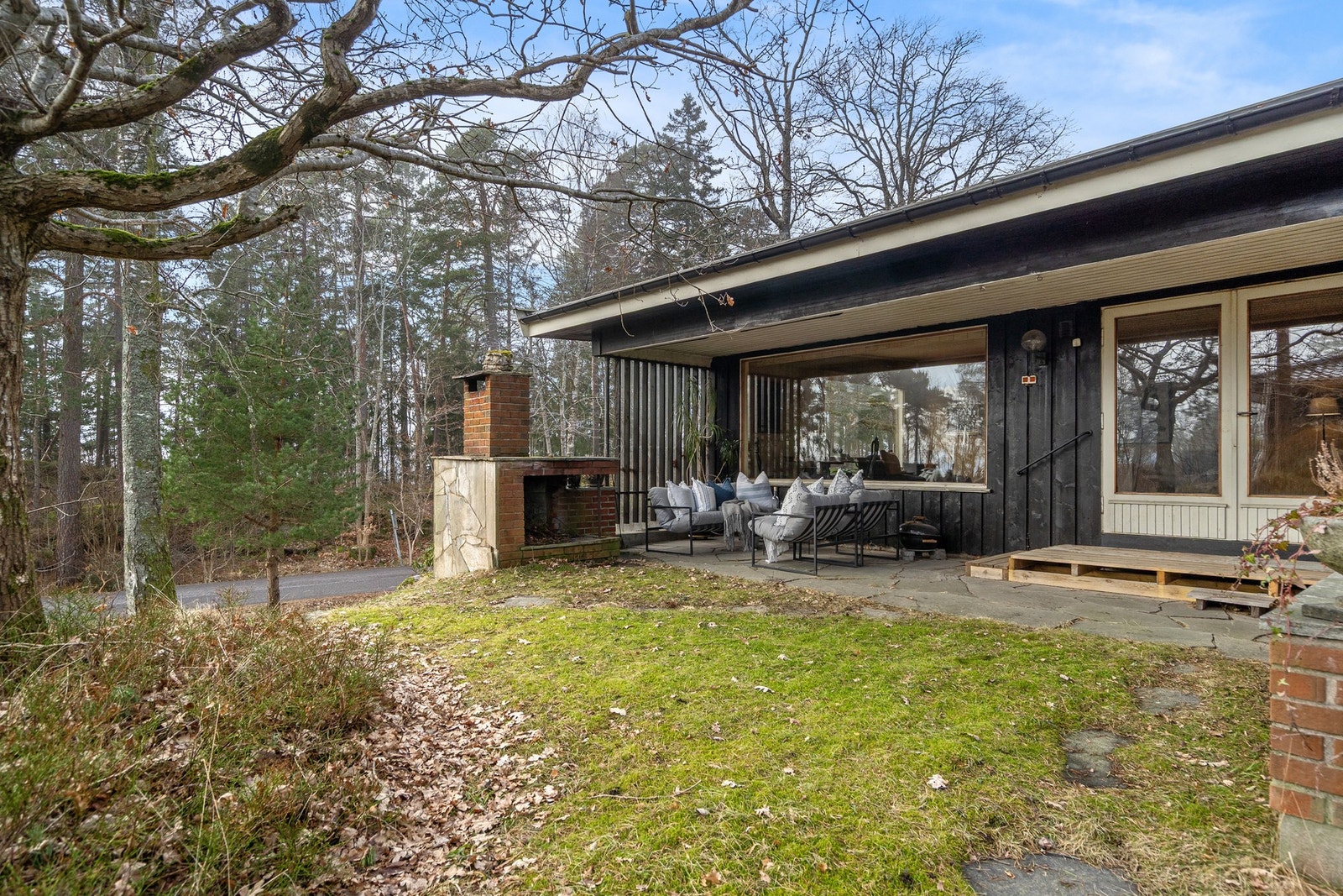 Sydvendt, overbygget terrasse med peis Galleribilde