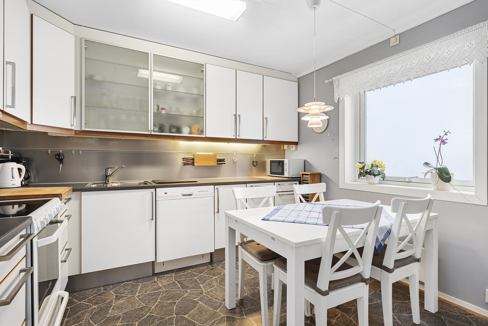 Kjøkken med spiseplass Galleribilde