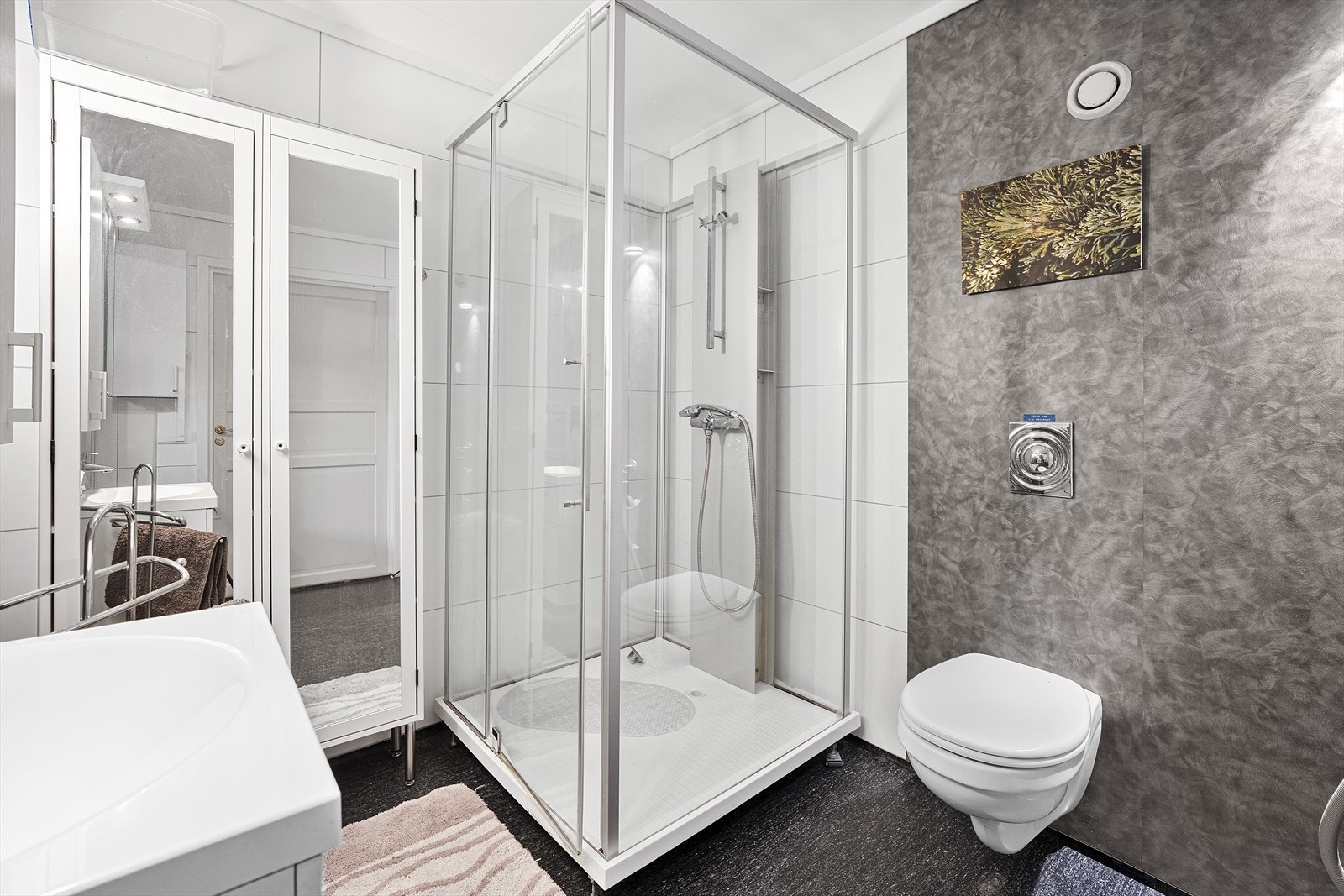 Pent bad pusset opp i 2012 med inngang både fra gangen og hovedsoverommet Galleribilde