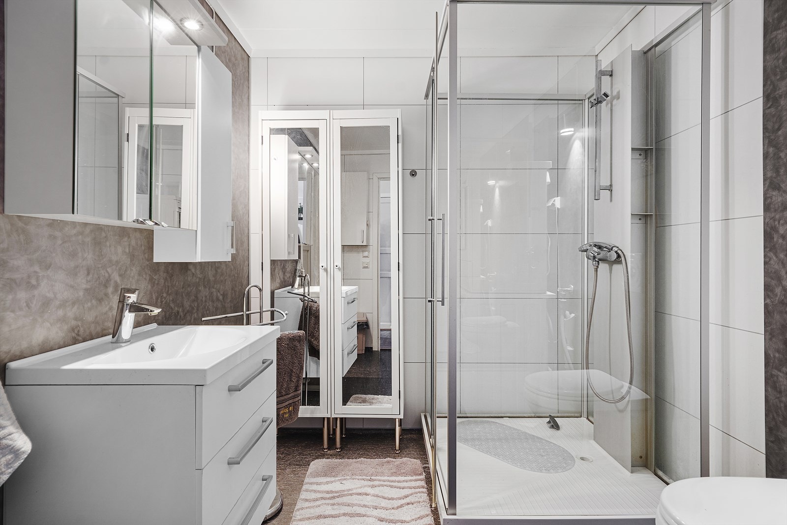 Pent bad pusset opp i 2012 med inngang både fra gangen og hovedsoverommet Galleribilde