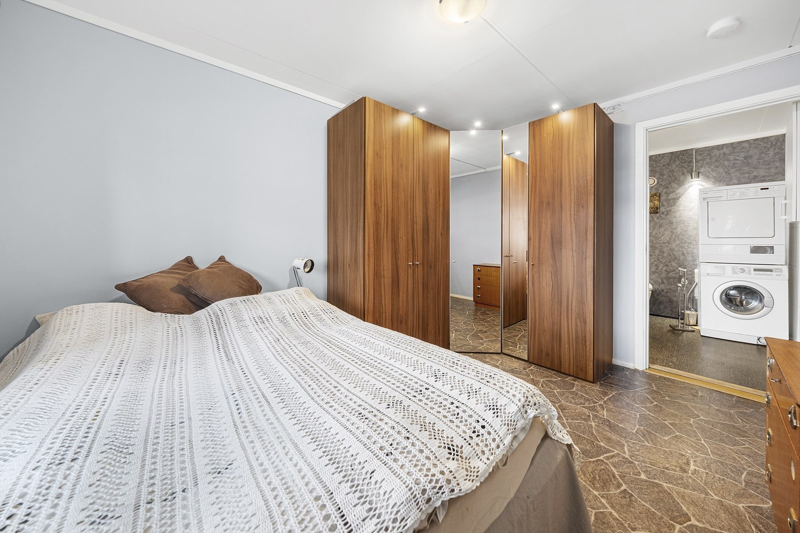 Romslig hovedsoverom med god garderobeplass og direkte adkomst til badet Galleribilde