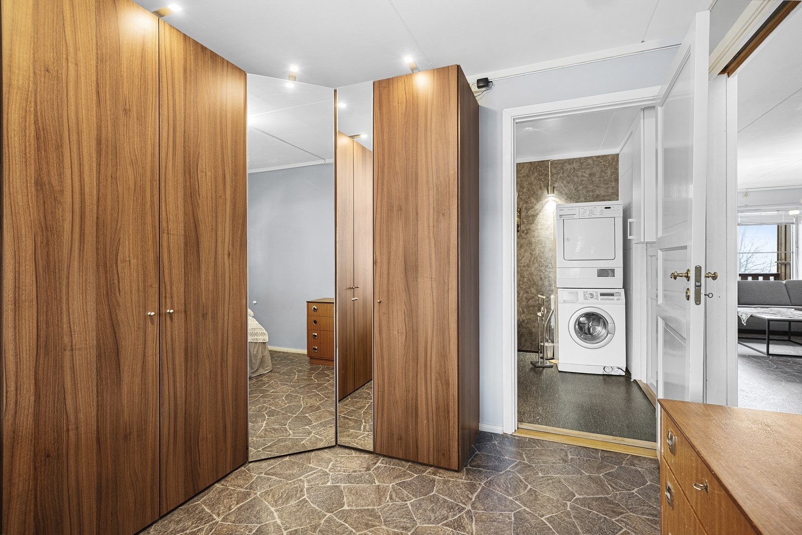 Direkte tilgang til vaskerommet fra soverommet gir enkel tilgang til fasiliteter. Galleribilde