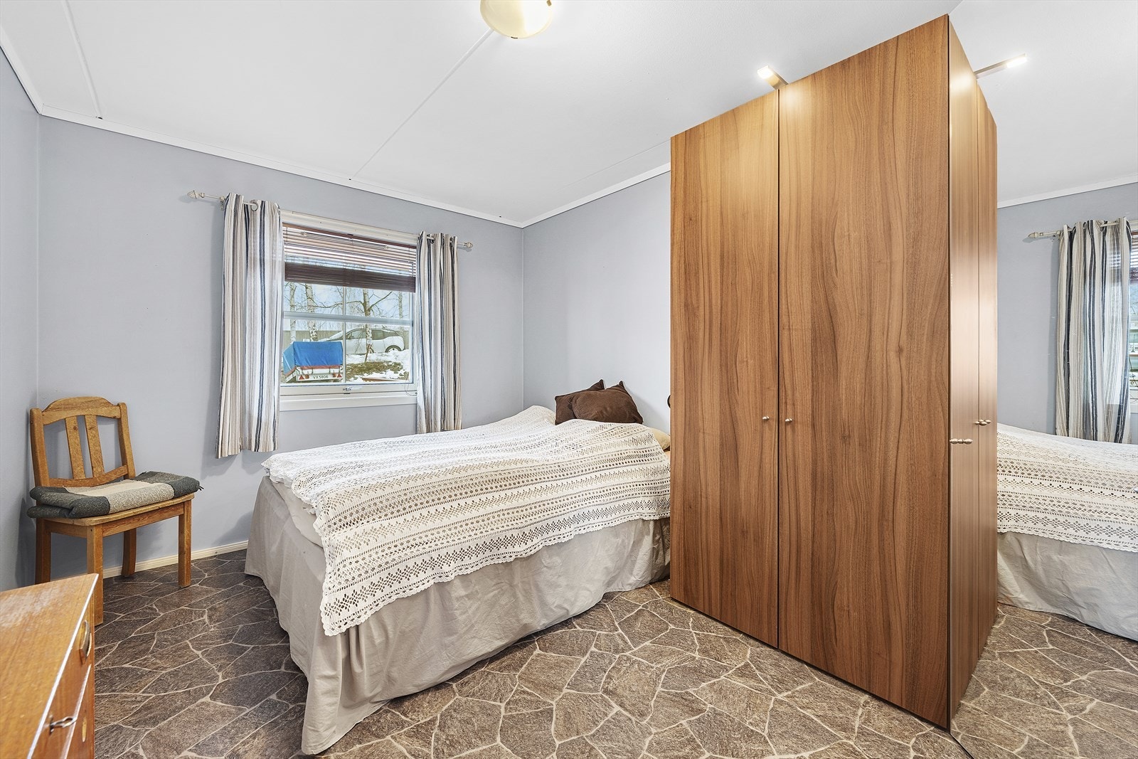 Romslig hovedsoverom med god garderobeplass og direkte adkomst til badet Galleribilde