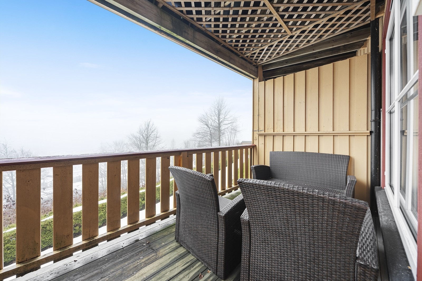Overbygd balkong med flott utsikt og gode solforhold Galleribilde