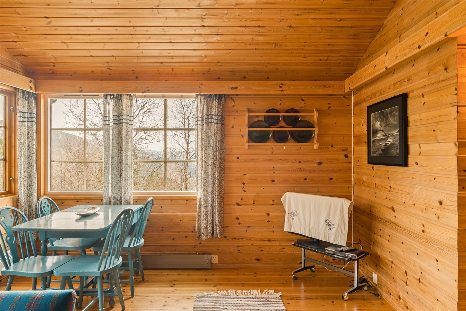 Det er godt med naturlig lysinnslipp fra store vindusflater i rommet Galleribilde