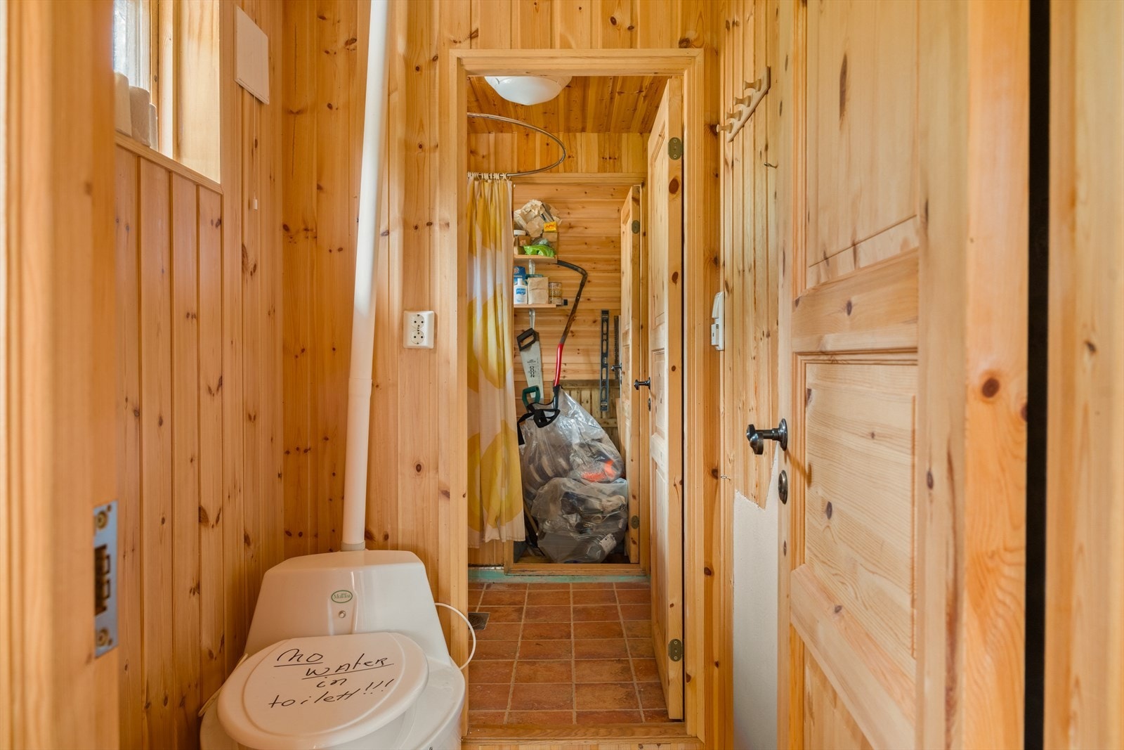 Enkelt toalettrom med elektrisk toalett Galleribilde