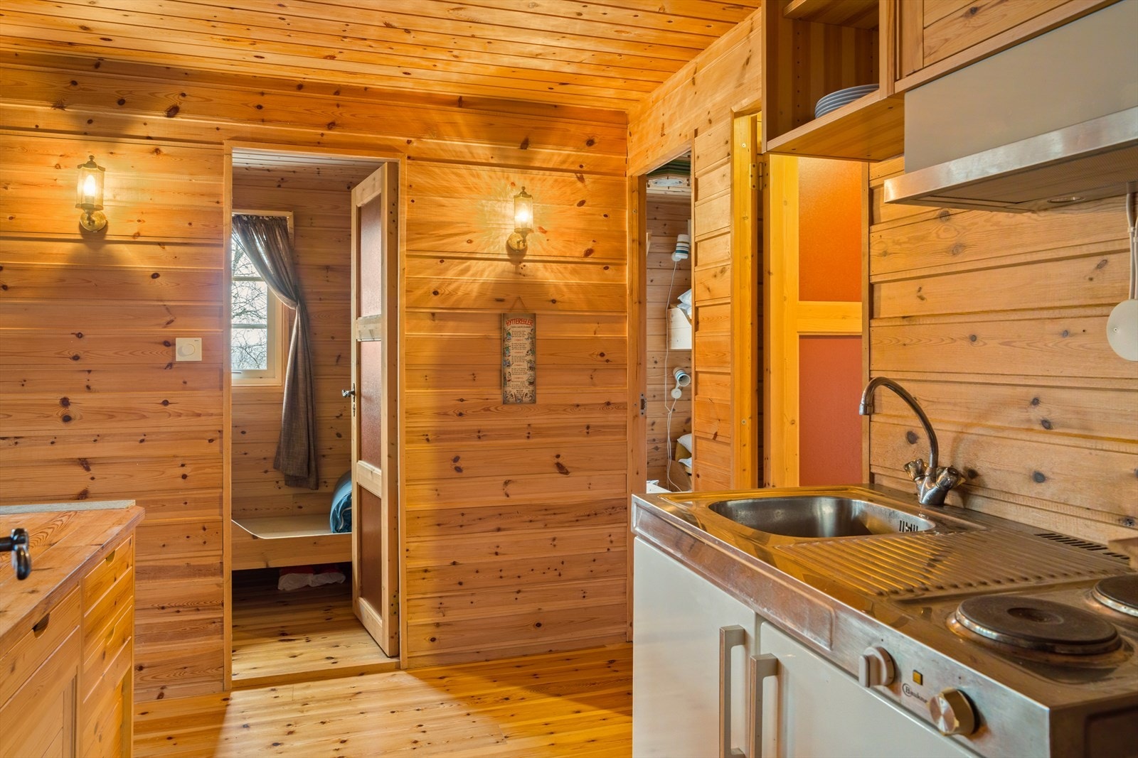 Enkelt kjøkken med vask, platetopp og kjøleskap Galleribilde