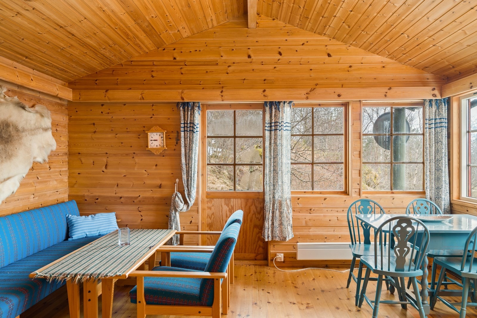 I stuen er det god plass til både sitte- og spisegruppe Galleribilde