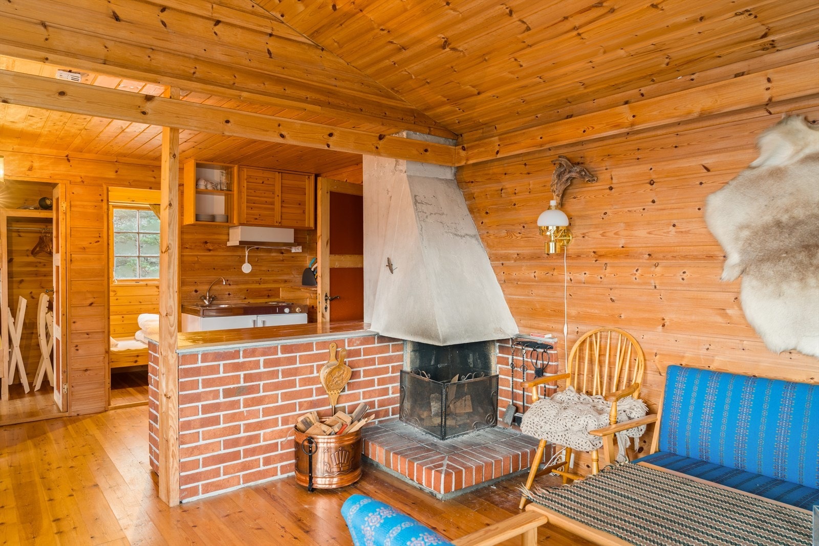 På kalde kvelder varmer peisen i stuen godt Galleribilde