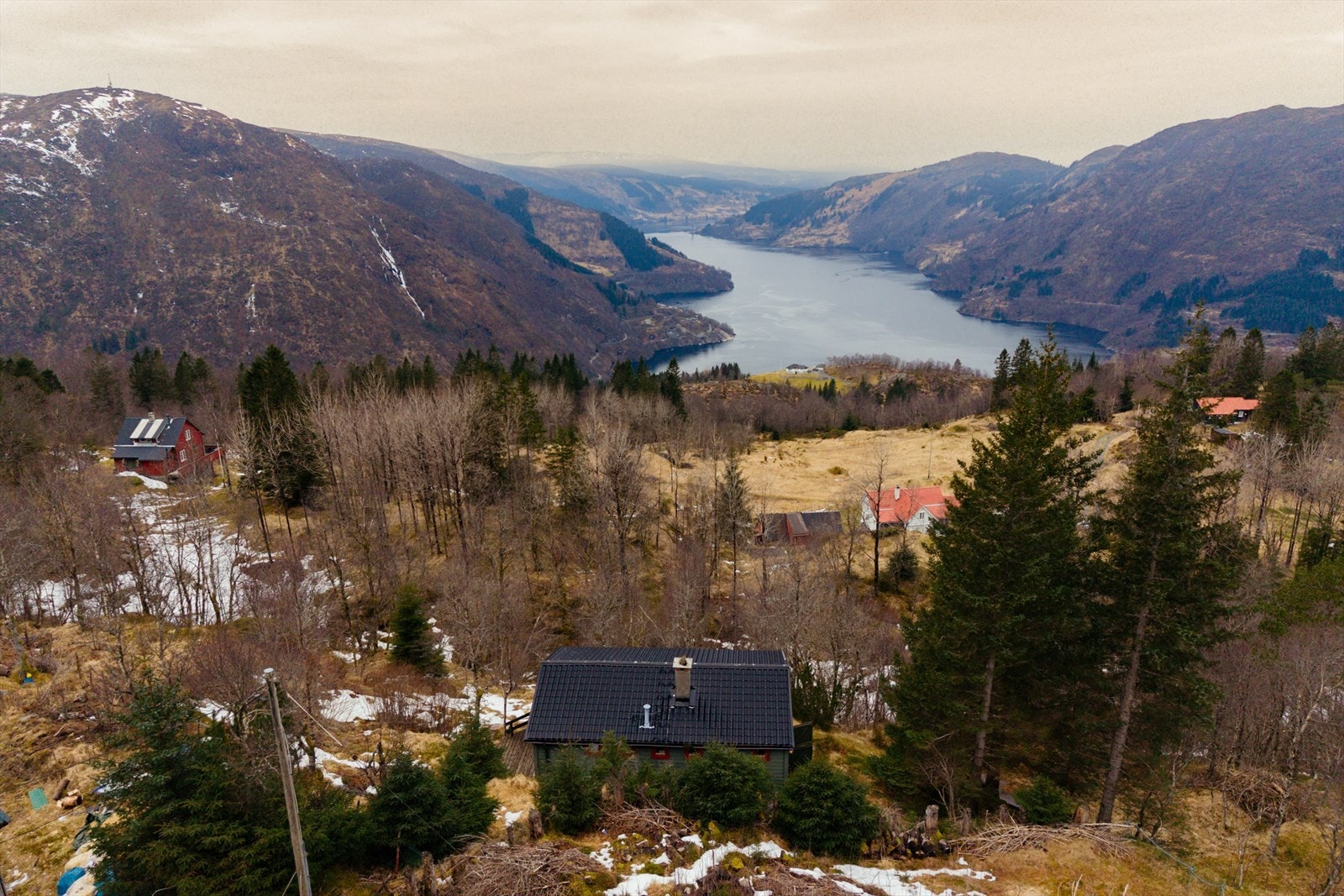 Aktiv Eiendomsmegling v/ Emil Hauger har gleden av å presentere en koselig fritidseiendom i Skulstadvegen! Galleribilde