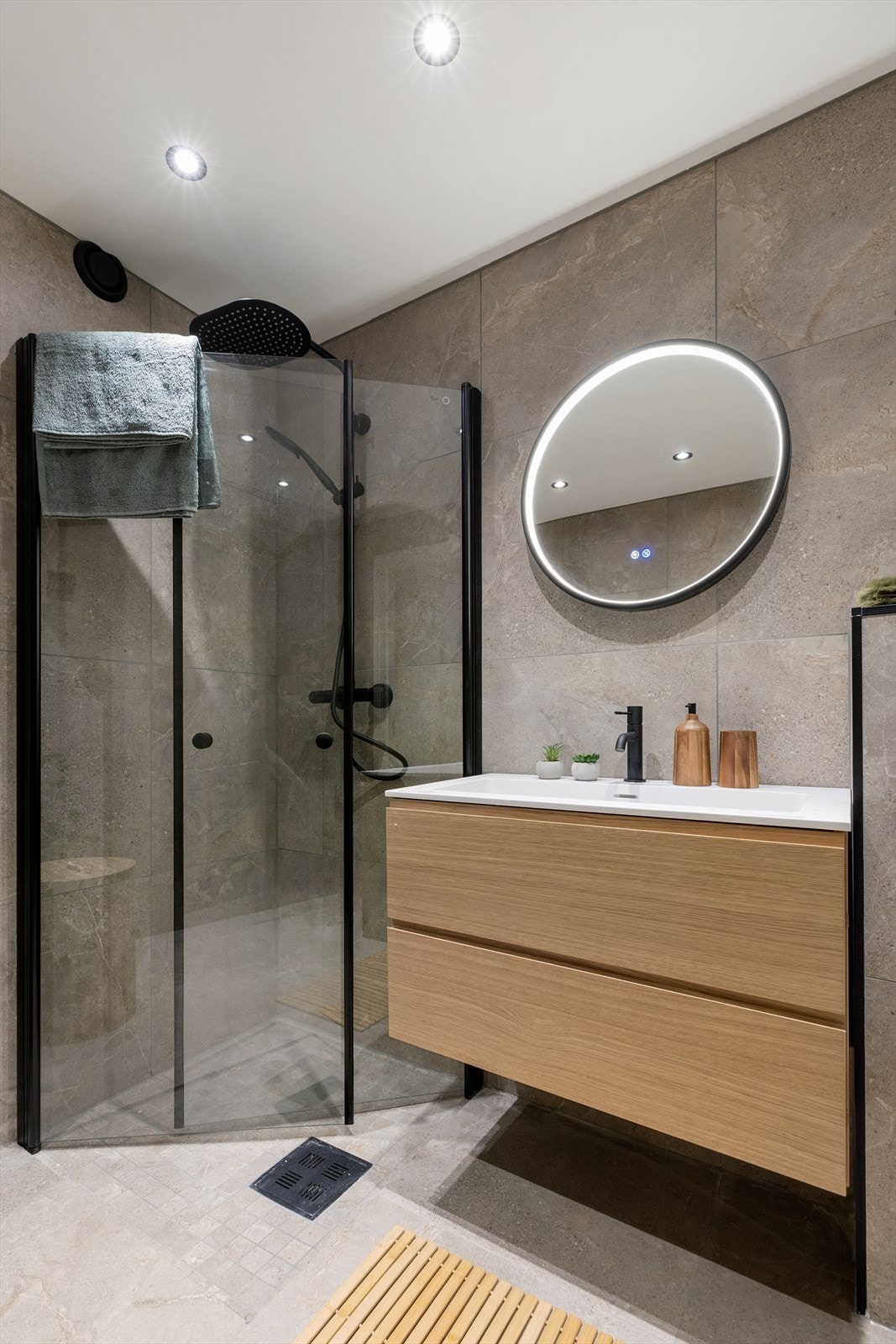 Praktiske, svingbare dusjvegger i glass og et speil med integrert belysning. Galleribilde