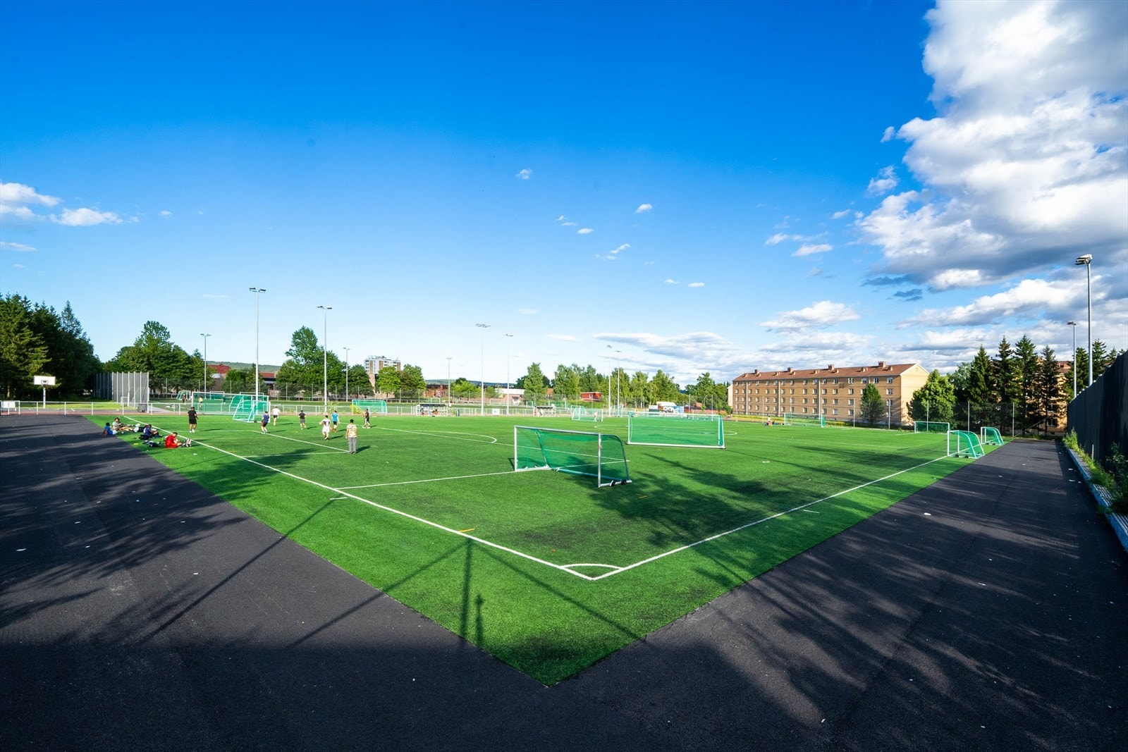 Området byr på et godt utvalg av fritidsaktiviteter, med fotballbaner og idrettsanlegg i umiddelbar nærhet. Galleribilde