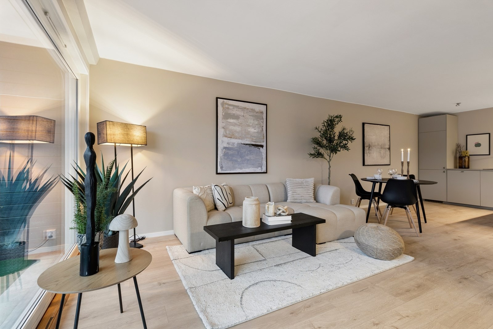 Stuen er romslig og lett å møblere, med god plass til en større sofagruppe. Galleribilde